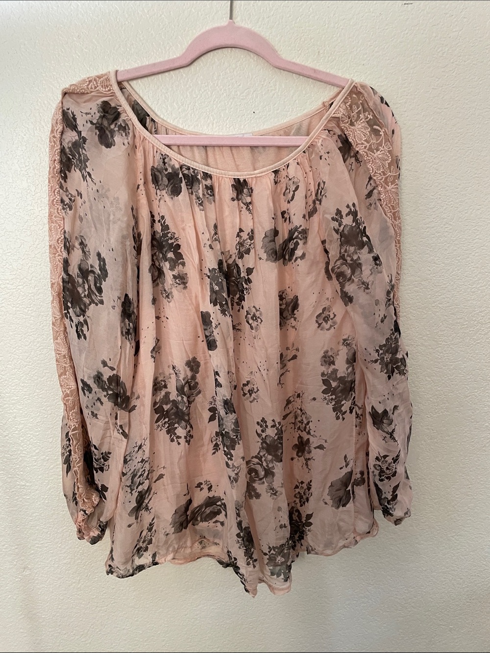 Made in Italy Light Pink grey Floral 100% silk Blouse romantic feminine 20x29